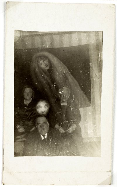Paranormális jelenség: három idős ember portréja, mögöttük egy nő szelleme, 1920 körül William Hope (1863-1933) fényképe alkotó: Frederick (attr. to) Barnard