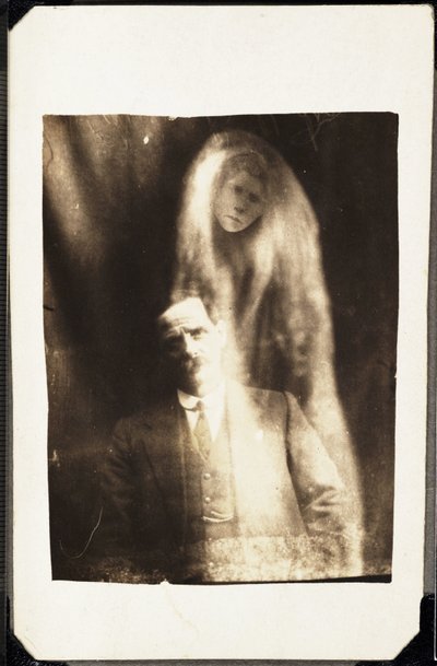 Paranormális jelenség: egy férfi portréja és a mögötte megjelenő felesége szelleme, 1920 körül William Hope (1863-1933) fényképe alkotó: Frederick (attr. to) Barnard