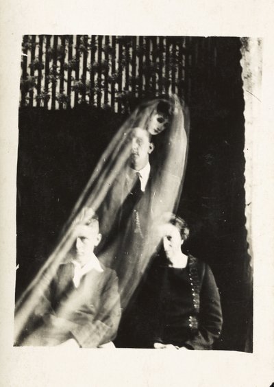 Paranormális jelenség: egy nő és két férfi portréja, és a mögöttük megjelenő nő szelleme, 1920 körül William Hope (1863-1933) fényképe alkotó: Frederick (attr. to) Barnard
