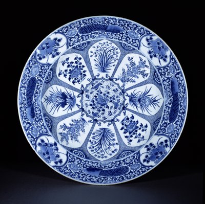 Kék-fehér tányér, Kangxi-korszak, 1700 körül (porcelán) alkotó: Chinese School