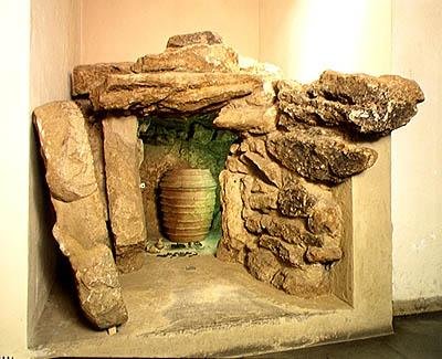 Egy etruszk sír rekonstrukciója urnával alkotó: after Etruscan