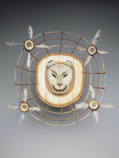 Medveszellemet ábrázoló maszk, 19. század vége (fa, festék, rost, bélzsinór) alkotó: culture Yupik