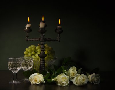 Elegáns gyertyafényes csendélet alkotó: magnola