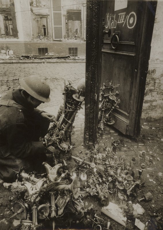 Cambrai, kötegbe kötött gyertyatartók, készen állnak a németek általi eltávolításra, de otthagyták alkotó: (after) English photographer
