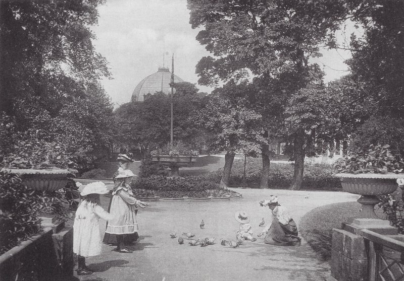 Galambok etetése, Buxton (fekete-fehér fotó) alkotó: (after) English photographer