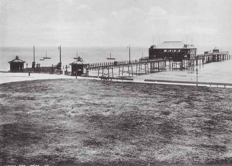 Lytham Pier (fekete-fehér fotó) alkotó: (after) English photographer