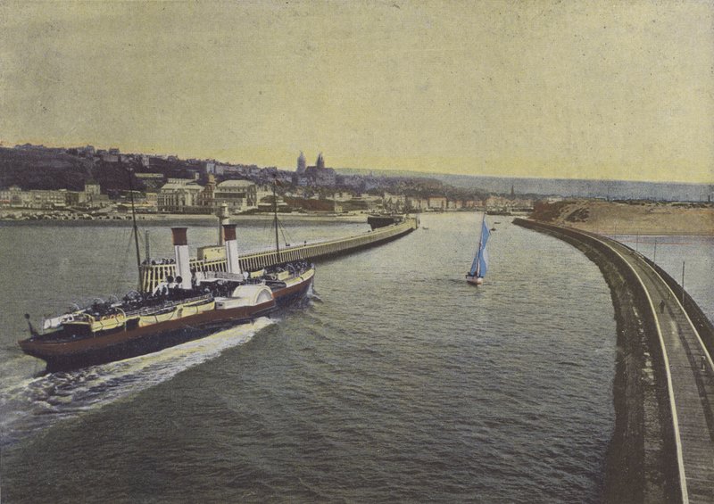 Boulogne-sur-Mer, Egy gőzhajó bejárata (színes fotó) alkotó: (after) French Photographer
