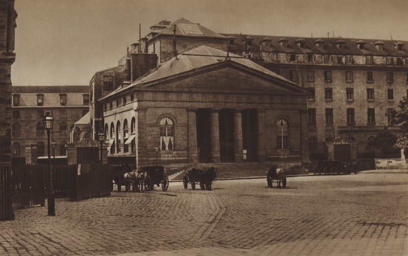 A Hotel-Dieu homlokzata a Parvis Notre-Dame-en 1865 körül (f/w fotó) alkotó: (after) French Photographer