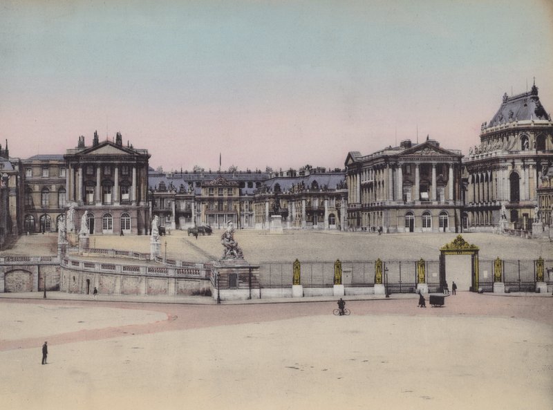 Facade du Chateau, a kastély eleje (színes fotó) alkotó: (after) French Photographer