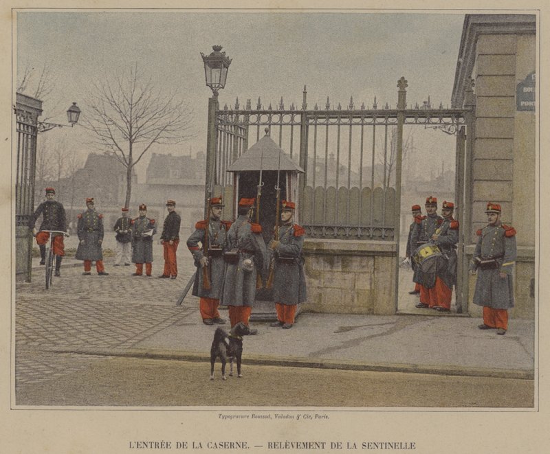 A laktanya bejárata, a Sentinel felemelése (színes fotó) alkotó: (after) French Photographer