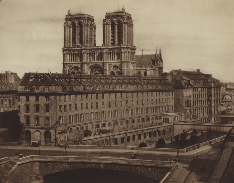 A Notre-Dame maszkja a régi Hotel-Dieu mellett (f/w fotó) alkotó: (after) French Photographer