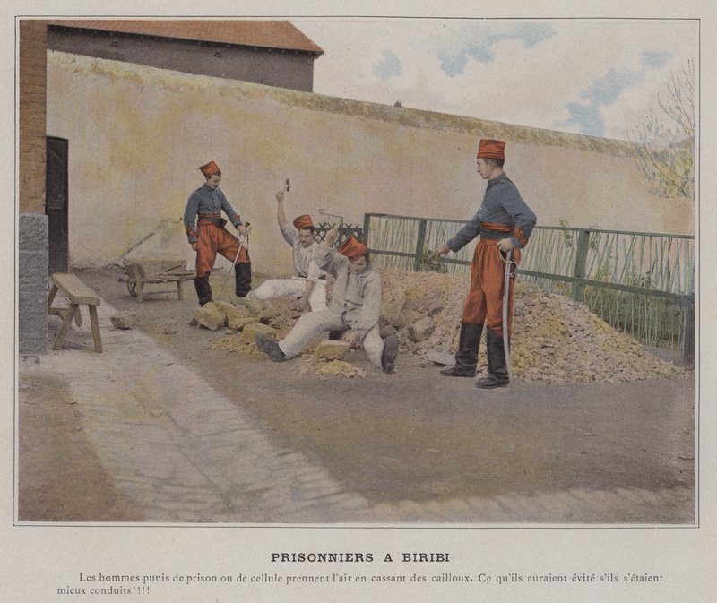 Prisonniers a Biribi (színes fotó) alkotó: (after) French Photographer