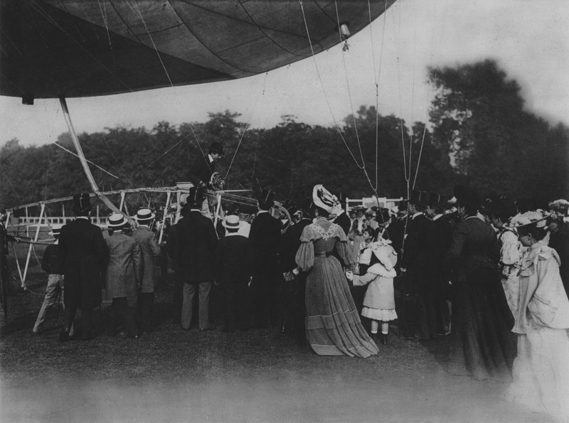 Santos Dumont és léghajója (f/w fotó) alkotó: (after) French Photographer