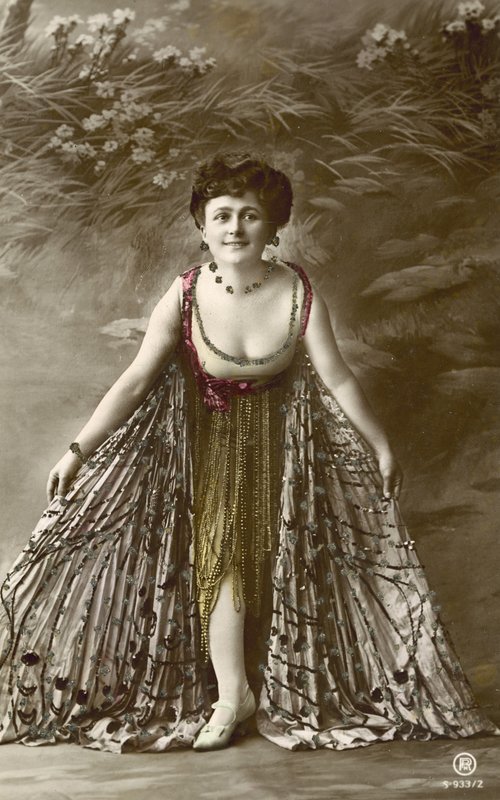 Színésznő extravagáns ruhában, feltűnő dekoltázssal alkotó: French Photographer