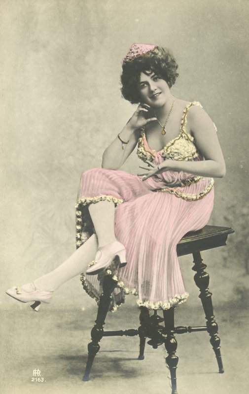 Színésznő, szép mosollyal, rózsaszín ruhában, zsámolyon ülve alkotó: French Photographer