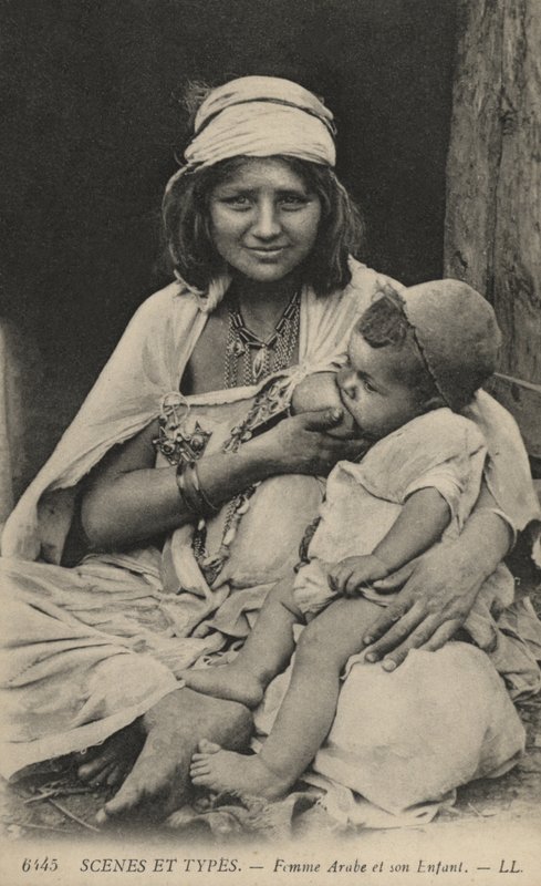 Arab nő eteti a babát alkotó: French Photographer