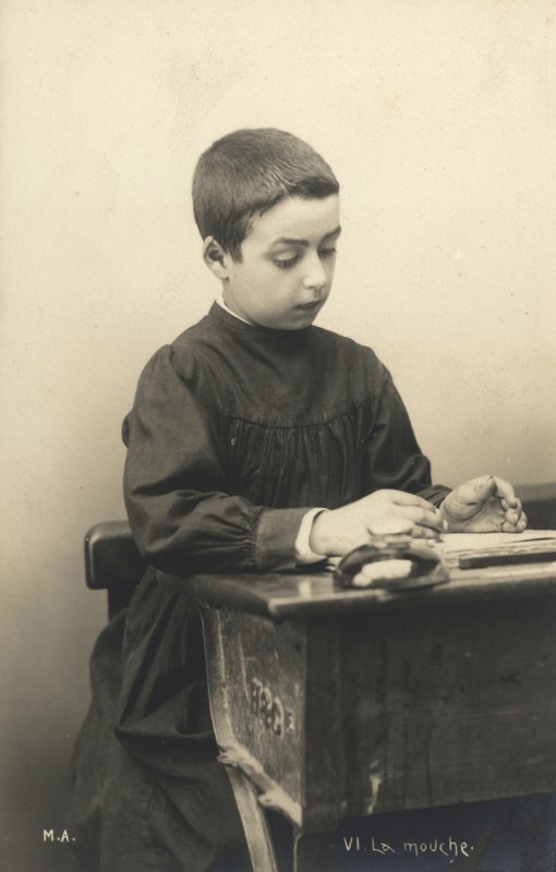 Gyermek az íróasztalnál alkotó: French Photographer