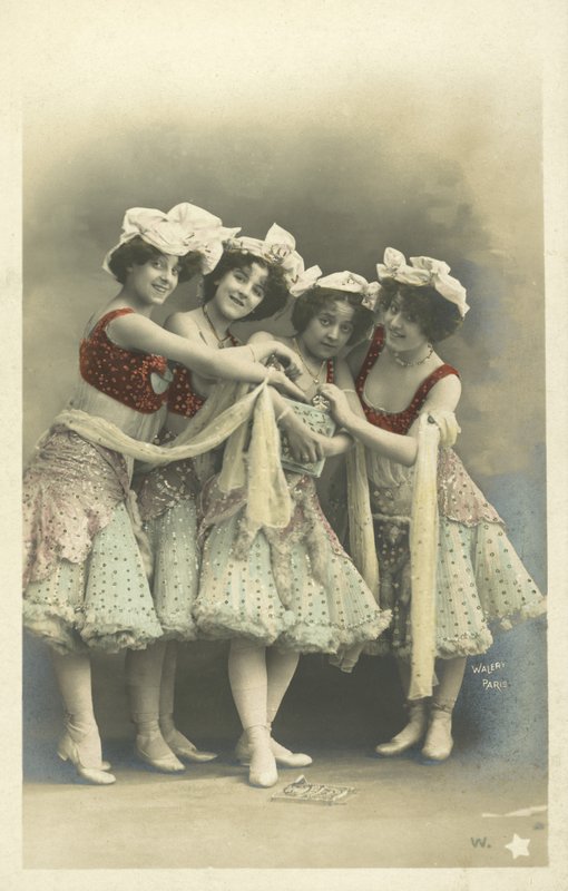 Táncosok jelmezben alkotó: French Photographer