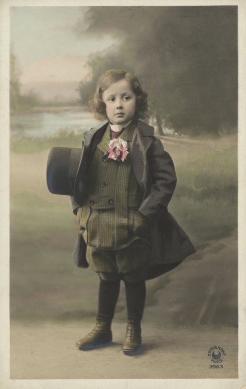 Hivatalosan öltözött fiú alkotó: French Photographer