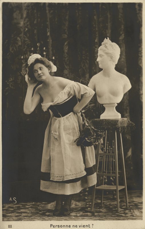 Egy mellszobrot leporoló francia szobalány alkotó: French Photographer