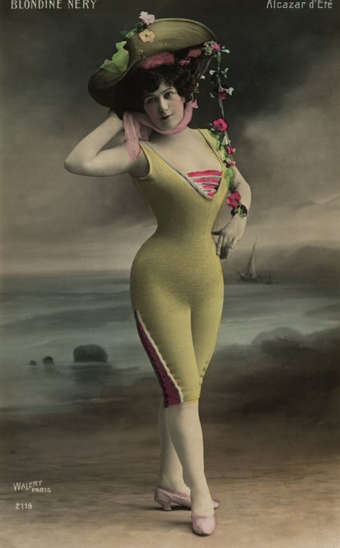 Lány széles karimájú kalapban alkotó: French Photographer