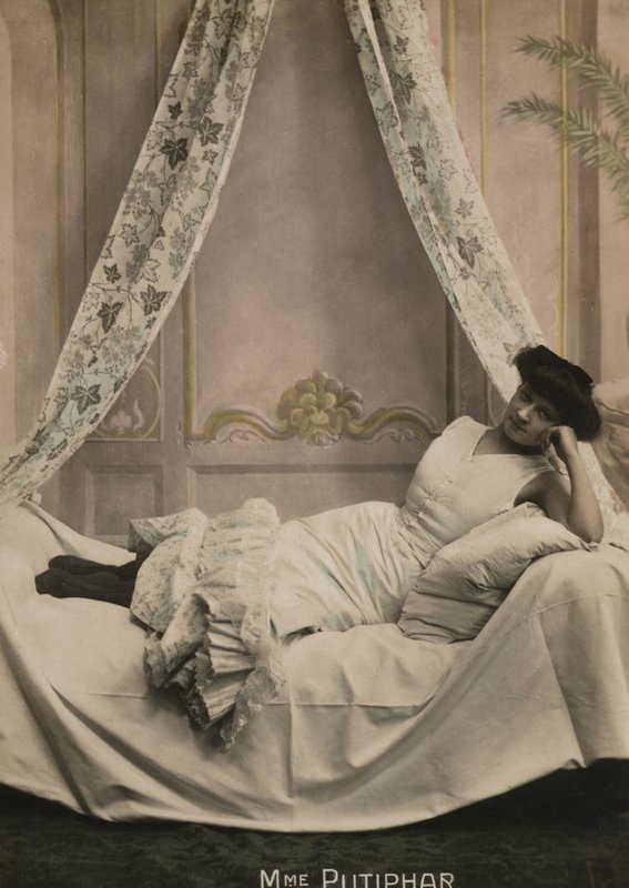 Fekvő lány alkotó: French Photographer