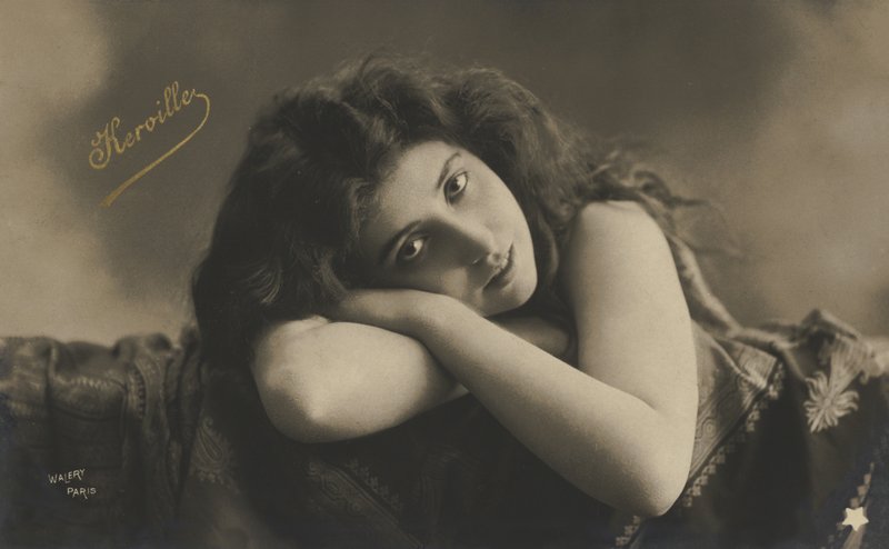 Fekvő lány alkotó: French Photographer
