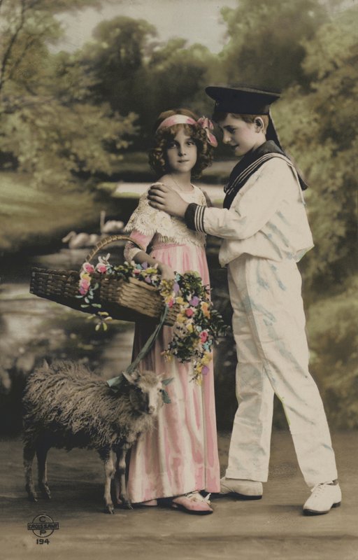Két gyerek jelmezben alkotó: French Photographer