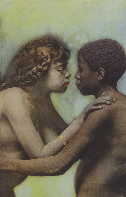 Két bennszülött nő ölelkezik alkotó: French Photographer