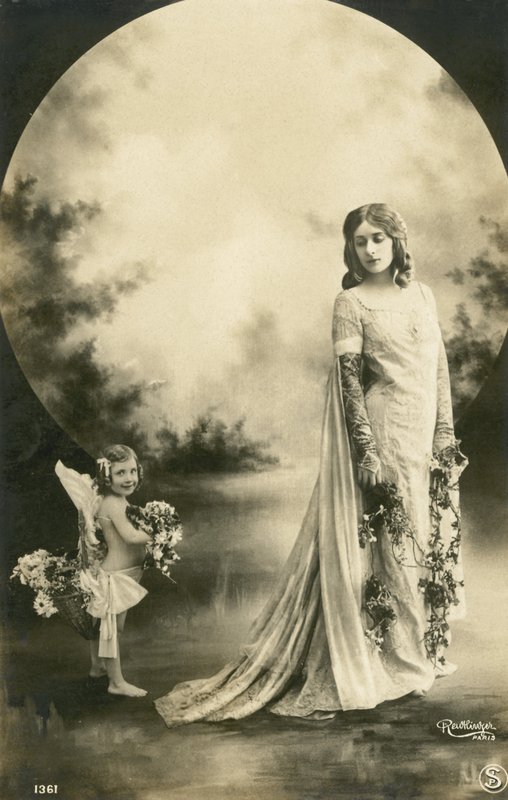 Nő és kislány teliholddal alkotó: French Photographer