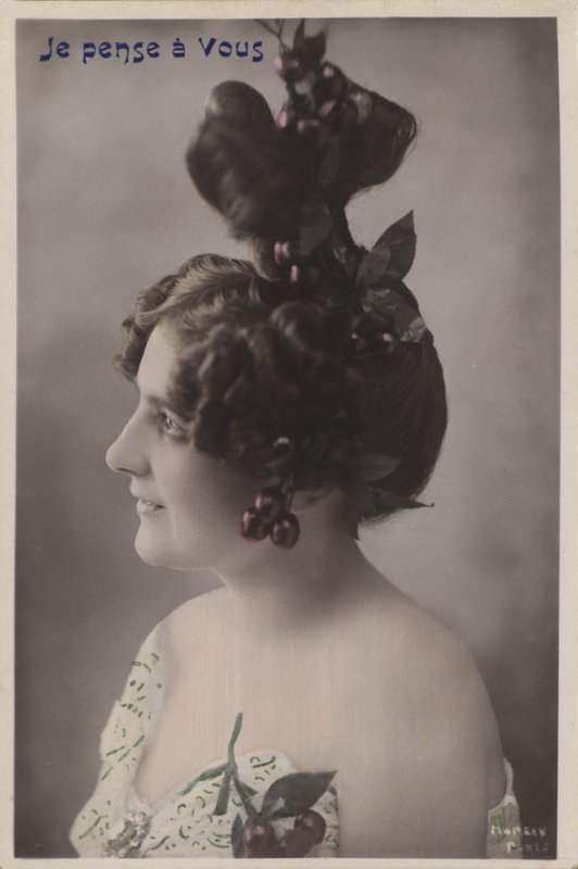 Nő, kidolgozott frizura cseresznyével alkotó: French Photographer