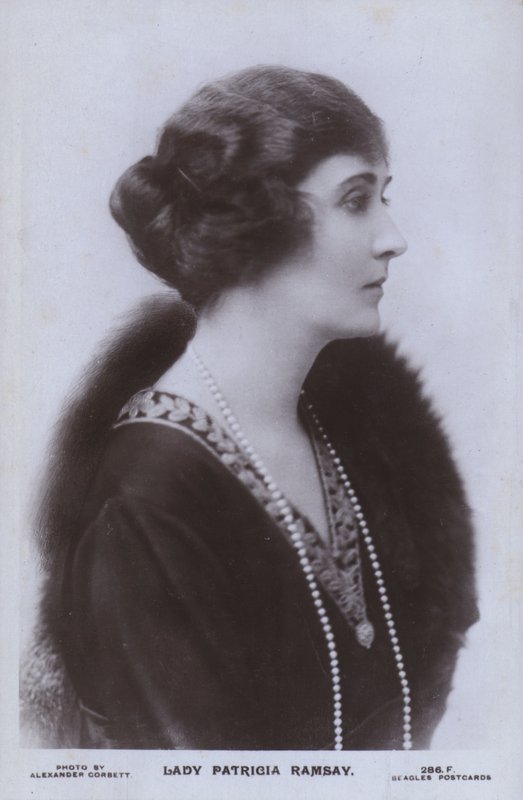 Lady Patricia Ramsay (f/w fotó) alkotó: Alexander Corbett