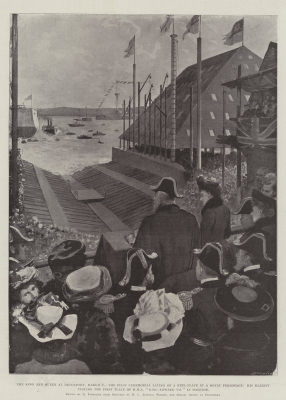 A király és a királynő Devonportban, március 8-án, egy királyi személy első szertartásos letétele a Keel-tányérról, Őfelsége a HMS VII. Edward király első tányérját helyezi el. alkotó: Amedee Forestier