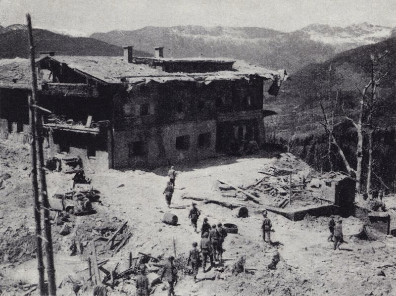 Amerikai és francia csapatok Adolf Hitler náci vezető visszavonulásának romjait vizsgálják a Bajor-Alpokban fekvő Berchtesgadennél, II. világháború, 1945. május (f/w fotó) alkotó: American Photographer (after)
