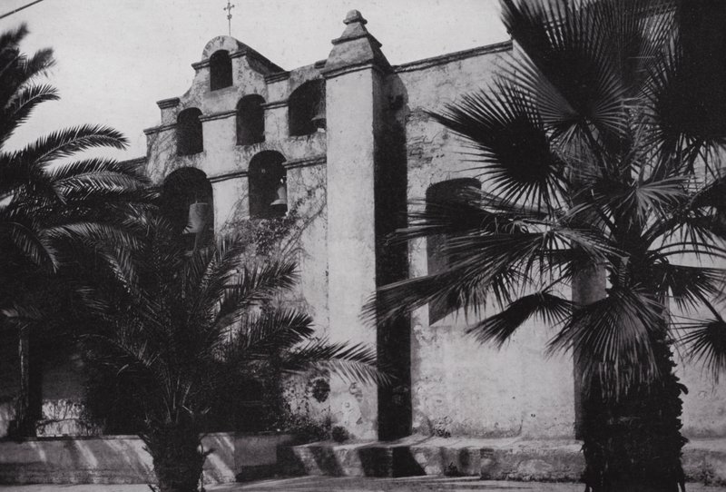 Kalifornia: A Bells of Mission San Gabriel, 1771-ben alapították, a mákkal borított lábánál, Pasadena közelében (f/w fotó) alkotó: American Photographer (after)