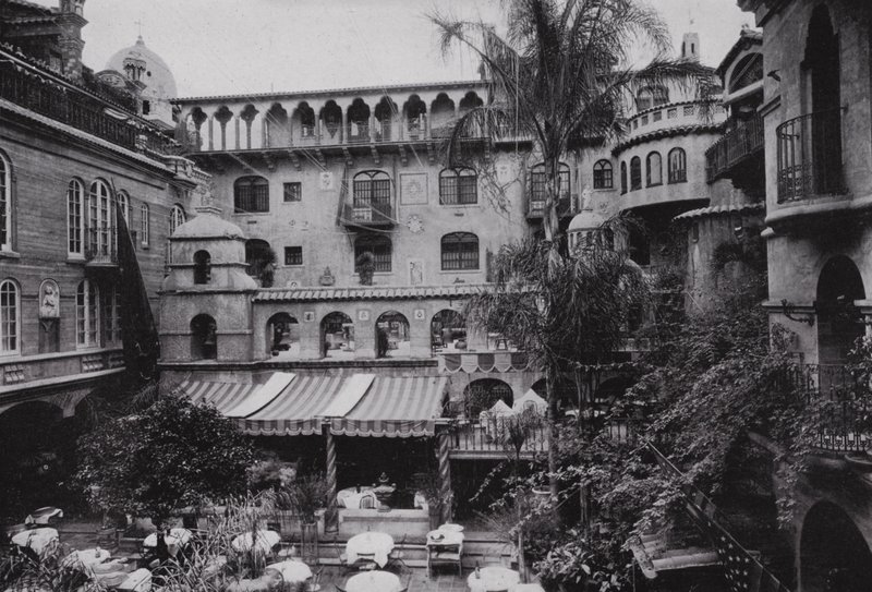 Kalifornia: Riverside, a Glenwood Mission Inn teraszos étkezője (fekete-fehér fotó). alkotó: American Photographer (after)