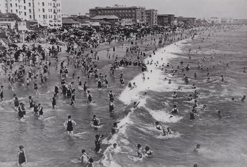 Kalifornia: Velence, egy népszerű, egész évben nyitva tartó tengerparti üdülőhely Los Angeles közelében (f/w fotó) alkotó: American Photographer (after)