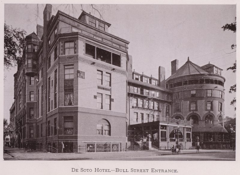 De Soto Hotel, Bull Street bejárata (f/w fotó) alkotó: American Photographer (after)