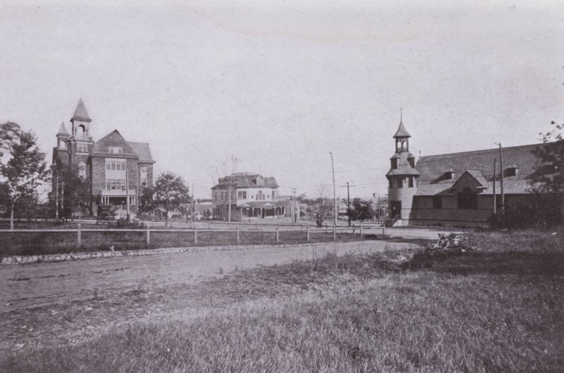 Old Orchard Beach, Maine: Town Hall and Public Library; Posta; Szent Margit RC-templom (f/w fotó) alkotó: American Photographer (after)