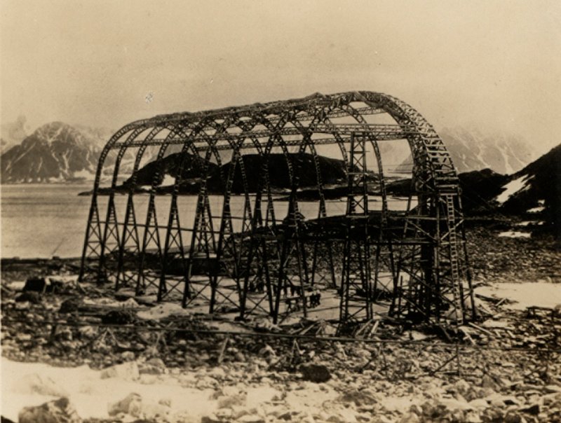 Az America, egy nem merev léghajó, amelyet Mutin Godard épített Franciaországban Walter Wellman kísérletére, hogy légi úton elérje az Északi-sarkot. (f/w fotó) alkotó: American Photographer (after)