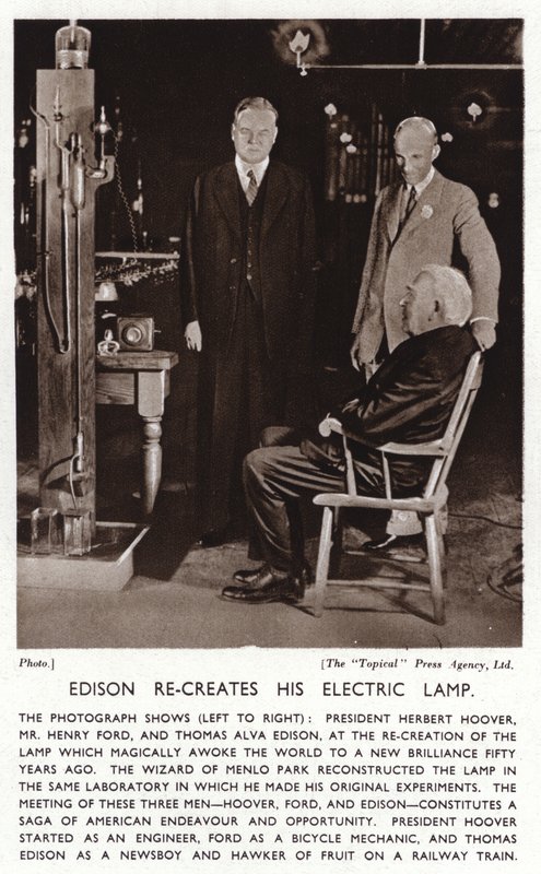 Thomas Edison újraalkotja elektromos lámpáját Herbert Hoover elnöknek és Henry Fordnak (f/w fotó) alkotó: American Photographer (after)