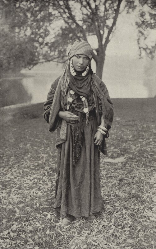 Egy beduin nő a sivatagban alkotó: American Photographer