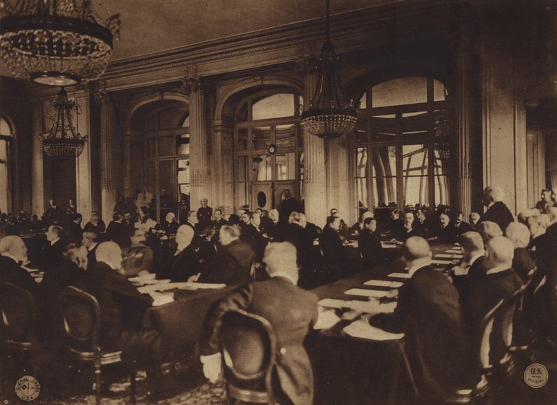 Amerika az első világháborúban: Georges Clemenceau francia miniszterelnök a szövetségesek békefeltételeinek átadása a német küldötteknek a versailles-i Trianon Palace Hotelben, május 7-én. alkotó: American Photographer
