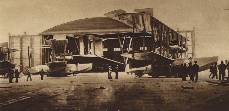Amerika az első világháborúban: NC-3 és NC-4 a hangárjuk előtt, készen az atlanti repülésre (fekete-fehér fotó). alkotó: American Photographer