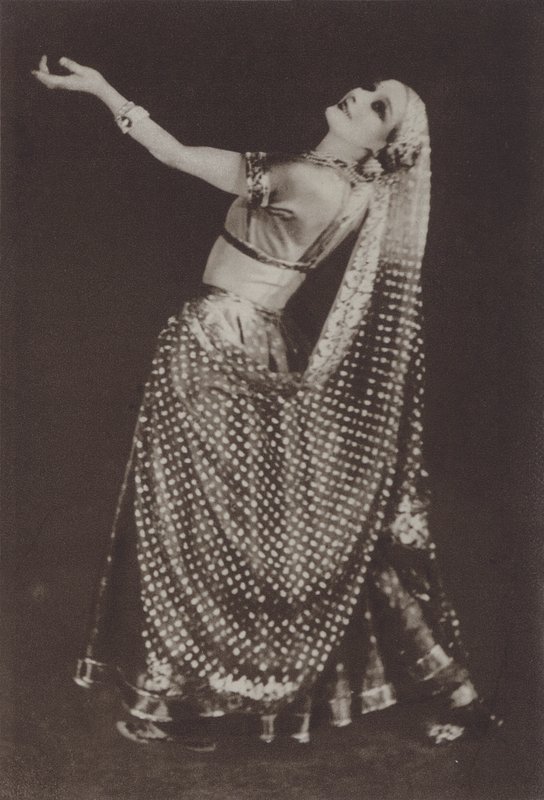 Ann Pavlova mint Rhada a "Keleti impressziók" című filmben (fekete-fehér fotó) alkotó: American Photographer