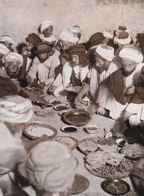 Arab falusiak étkeznek, Palesztina (fekete-fehér fotó) alkotó: American Photographer