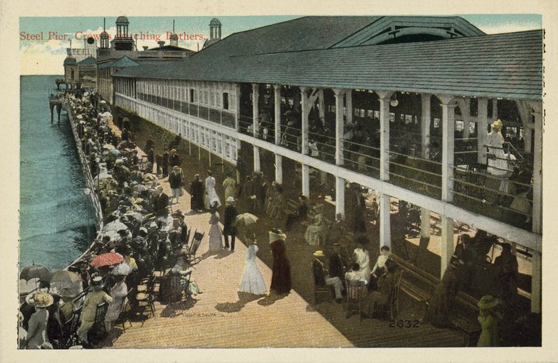 Atlantic City, NJ: Steel Pier, tömeg nézi a fürdőzőket (színes fotó) alkotó: American Photographer