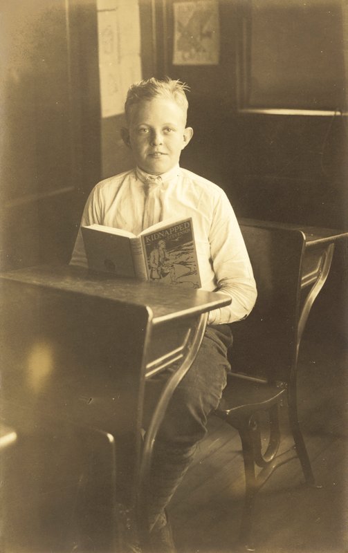Elrabolt fiú olvas (fekete-fehér fotó) alkotó: American Photographer