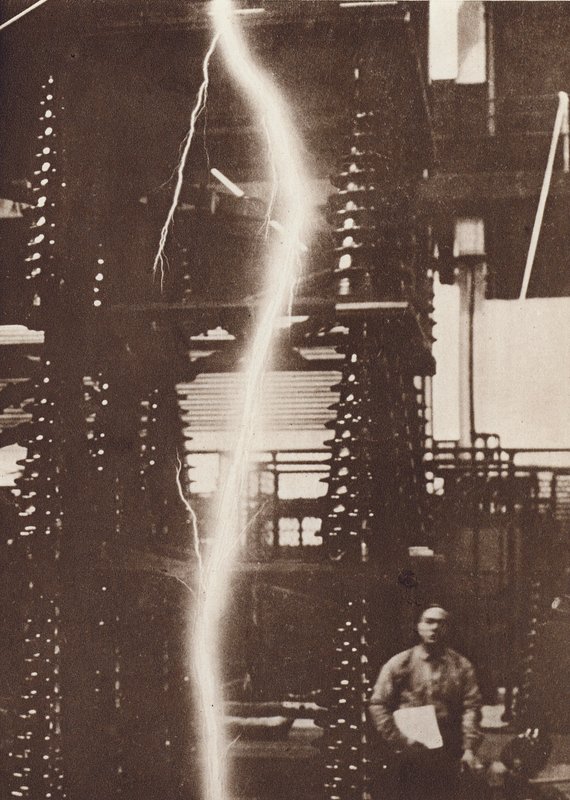 Mesterséges villámok kisülése egy ötmillió voltos generátorból (fekete-fehér fotó) alkotó: American Photographer