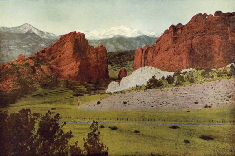 Gateway, Garden of the Gods, Colorado, Pikes Peak in the Distance (színes fotó) alkotó: American Photographer